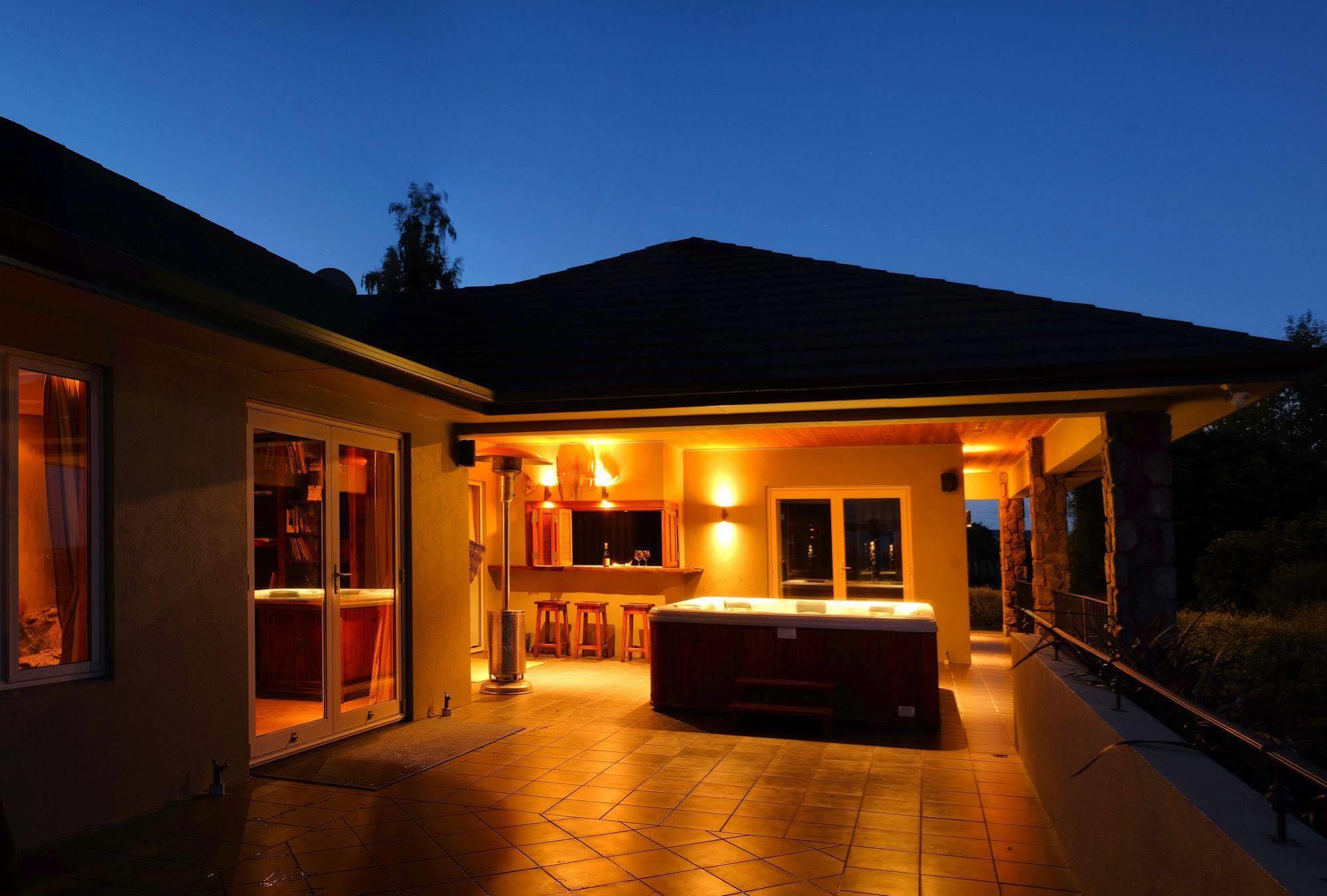 Tauhara Sunrise Lodge Taupo Exterior photo